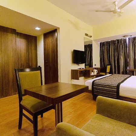 Hotel Silver Inn Мумбаи Экстерьер фото