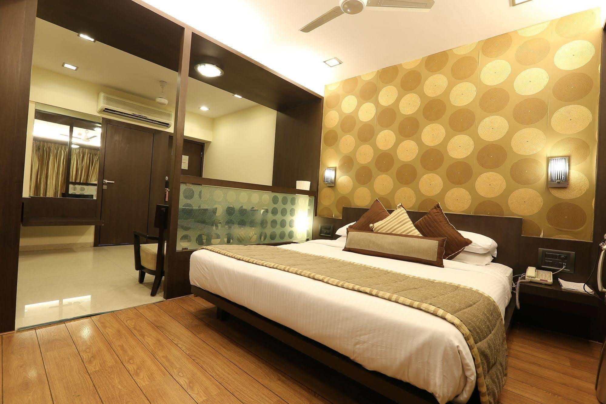 Hotel Silver Inn Мумбаи Экстерьер фото