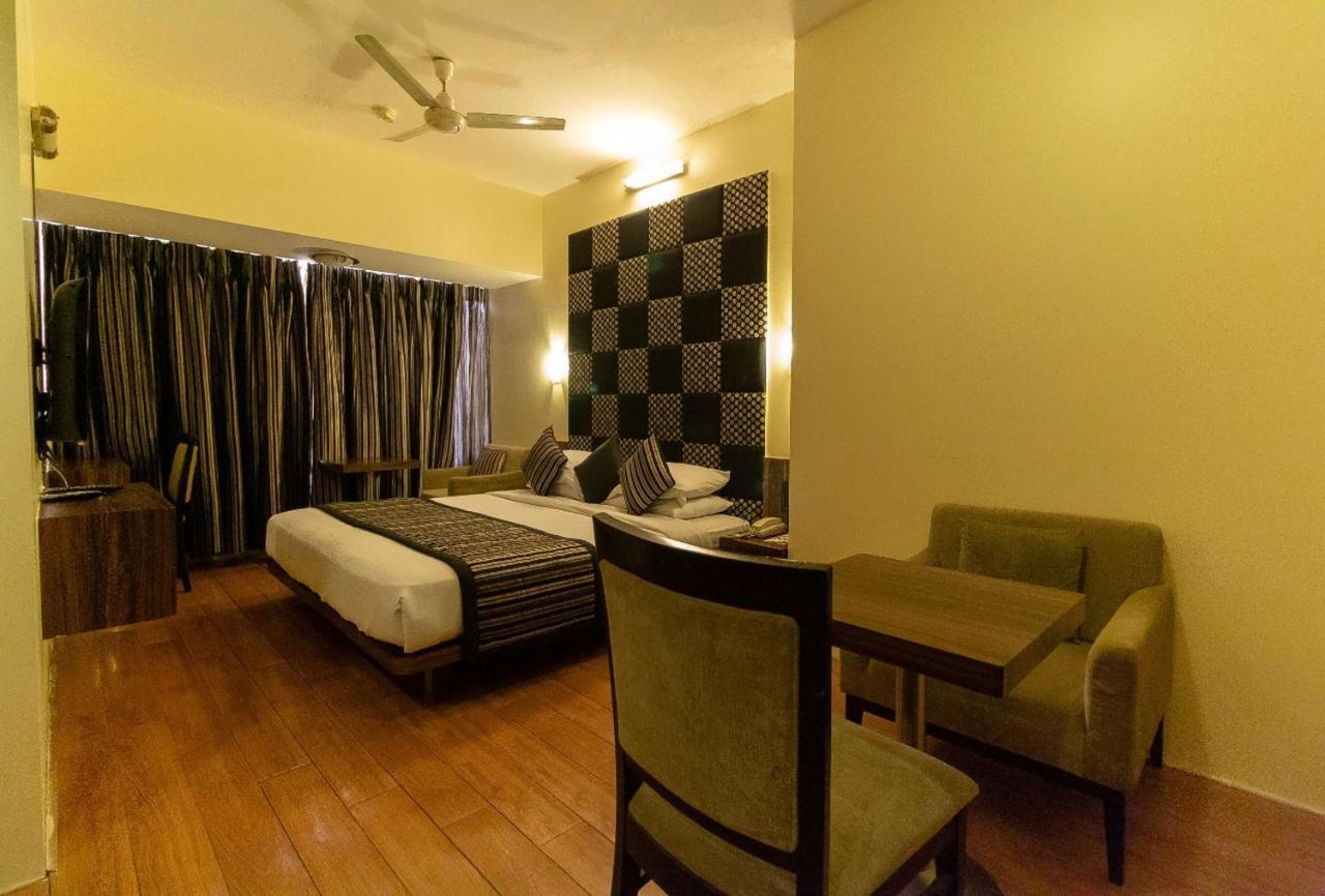 Hotel Silver Inn Мумбаи Экстерьер фото